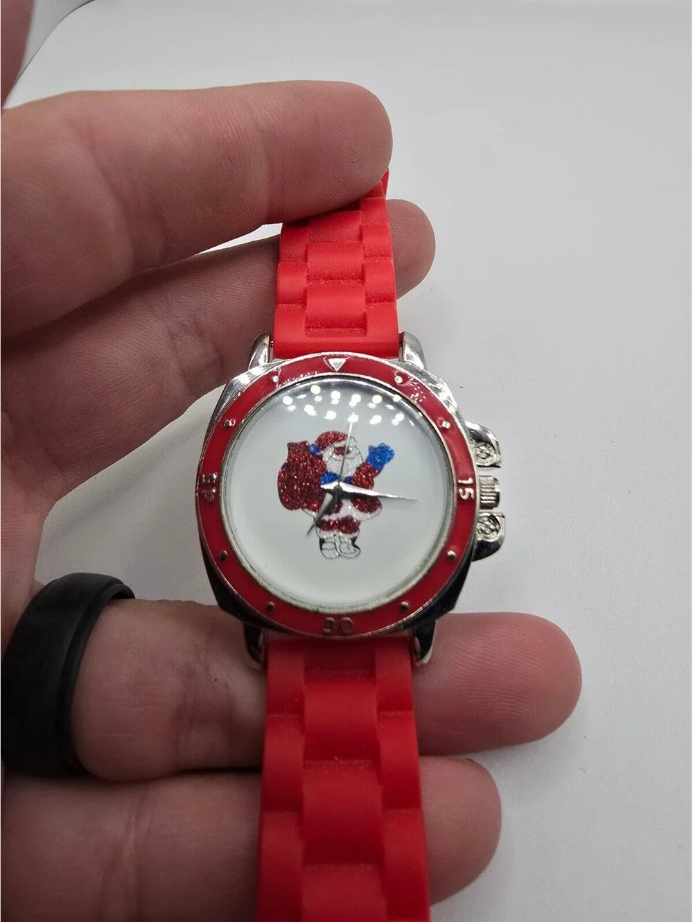 Quartz Analog Santa Dial Watch Red Silicone Strap Silver Tone Case Christmas